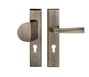 Klamko-uchwyt do drzwi wejściowych MAJA długi szyld, 72mm na wkładkę, LEWA, patyna