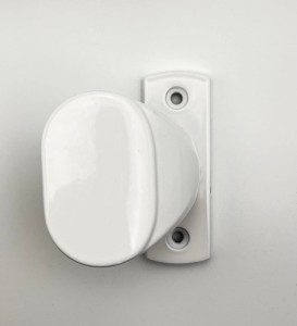 Pochwyt pojedynczy GM, przykręcany do furtki, krótki biały