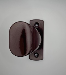 Pochwyt pojedynczy GM, przykręcany do furtki, krótki brązowy