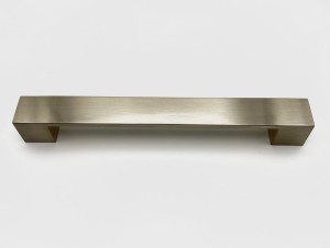 Uchwyt meblowy kwadratowy płaski Nikiel SZczotkowany UM-019 L-160 G8